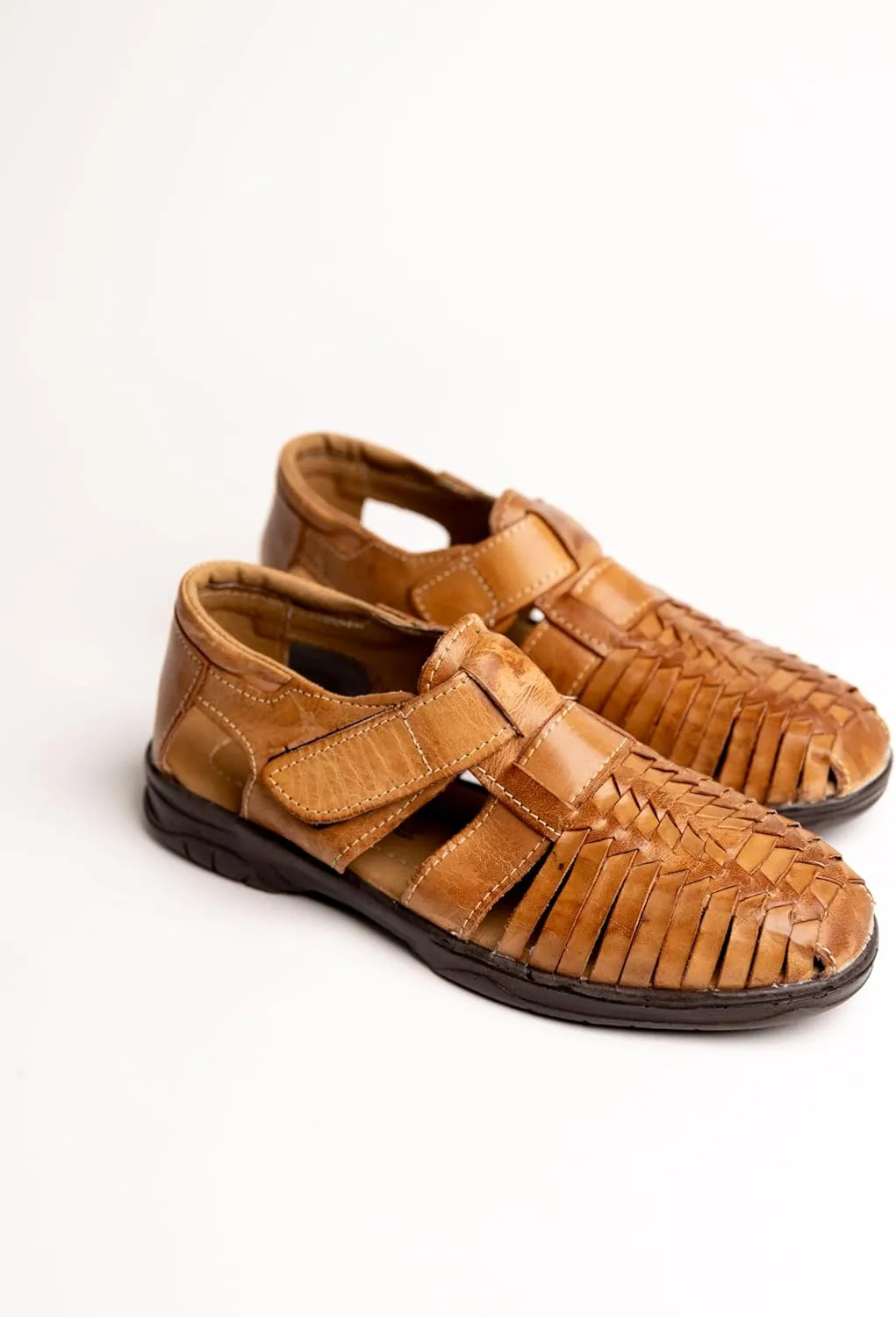 Mexico en la Piel handmade men’s leather fisherman huaraches sandals – genuine leather, adjustable hook-and-loop strap, closed-toe design, casual and comfortable slip-on shoes – available in tan and moka
