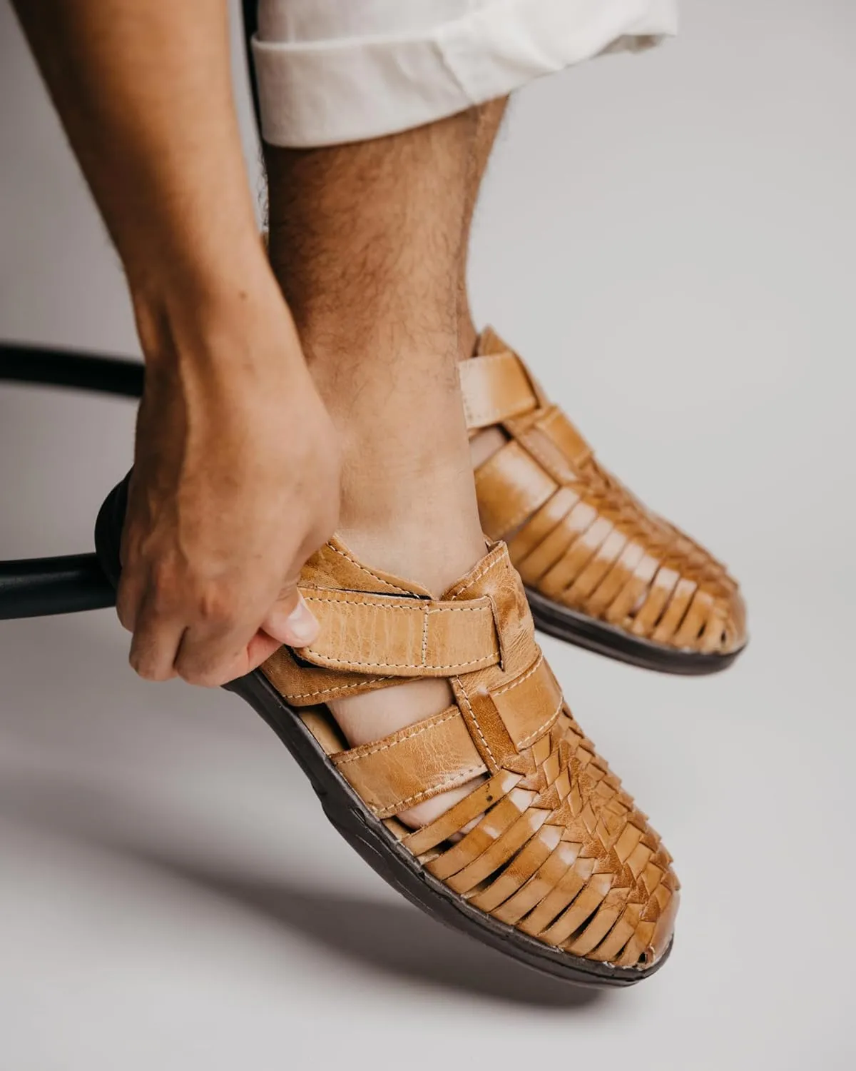 Mexico en la Piel handmade men’s leather fisherman huaraches sandals – genuine leather, adjustable hook-and-loop strap, closed-toe design, casual and comfortable slip-on shoes – available in tan and moka