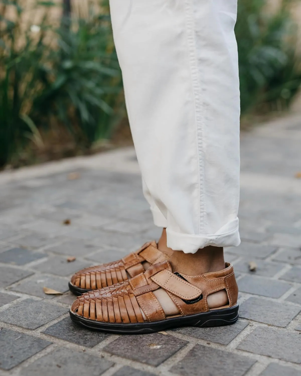 Mexico en la Piel handmade men’s leather fisherman huaraches sandals – genuine leather, adjustable hook-and-loop strap, closed-toe design, casual and comfortable slip-on shoes – available in tan and moka