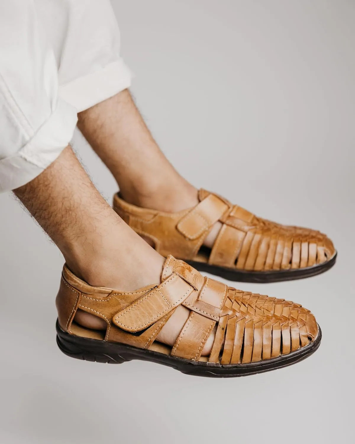Mexico en la Piel handmade men’s leather fisherman huaraches sandals – genuine leather, adjustable hook-and-loop strap, closed-toe design, casual and comfortable slip-on shoes – available in tan and moka