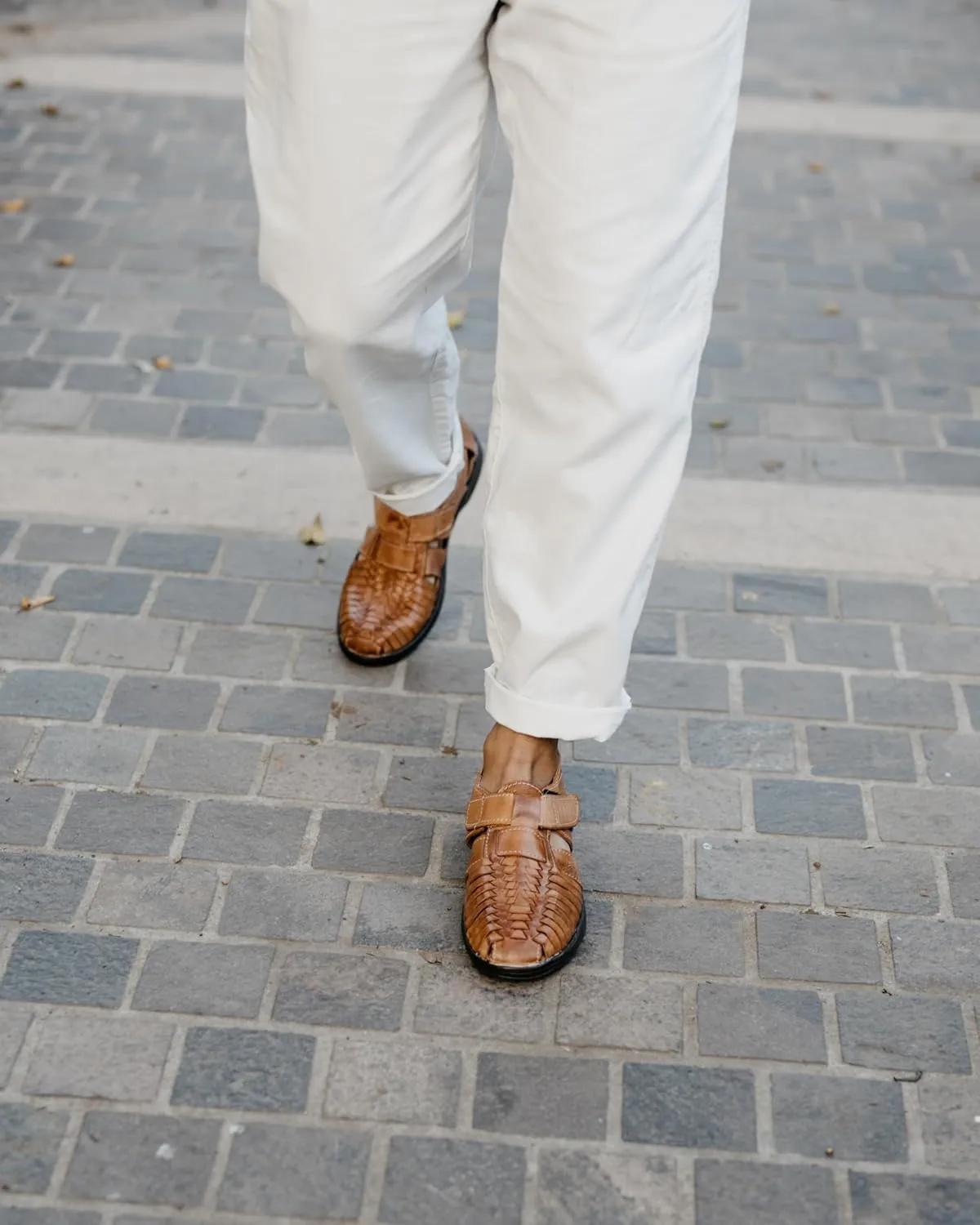 Mexico en la Piel handmade men’s leather fisherman huaraches sandals – genuine leather, adjustable hook-and-loop strap, closed-toe design, casual and comfortable slip-on shoes – available in tan and moka